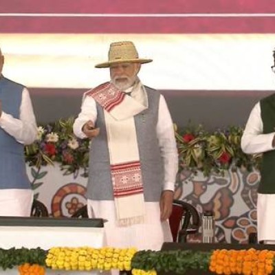 पी एम् मोदी ने "विकसित भारत -संकल्प यात्रा" को हरी झंडी दिखाई