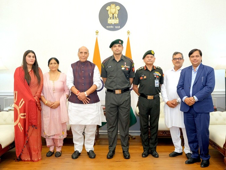 भाला फेंक खिलाड़ी नीरज चोपड़ा को लेफ्टिनेंट कर्नल के मानद पद का प्रतीक चिन्ह प्रदान