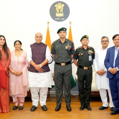 भाला फेंक खिलाड़ी नीरज चोपड़ा को लेफ्टिनेंट कर्नल के मानद पद का प्रतीक चिन्ह प्रदान